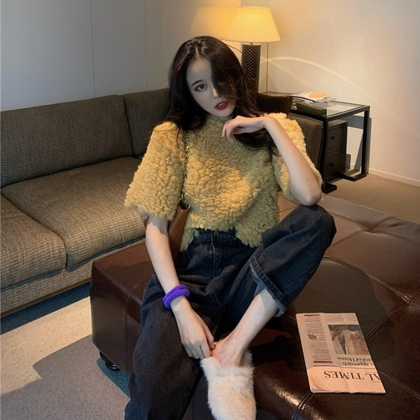 Pliušinis moteriškas megztinis trumpomis rankovėmis ir ovalia iškirpte