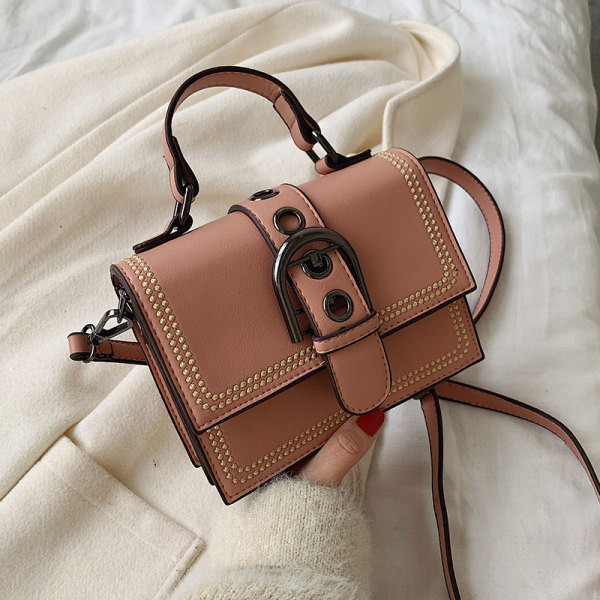 Šiuolaikinė moteriška rankinė su sagtimi ir ilga bei trumpa rankena