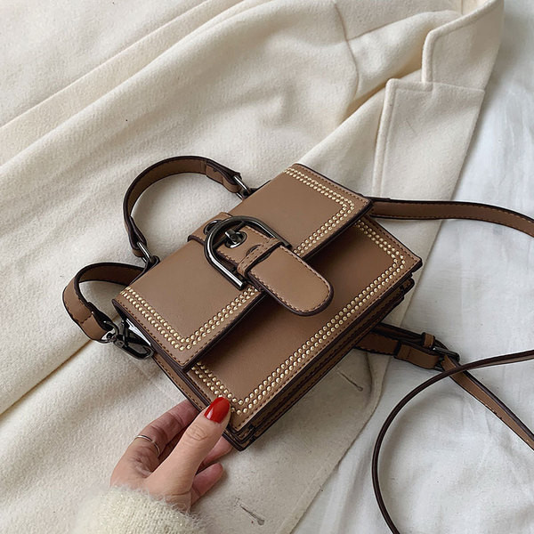 Šiuolaikinė moteriška rankinė su sagtimi ir ilga bei trumpa rankena