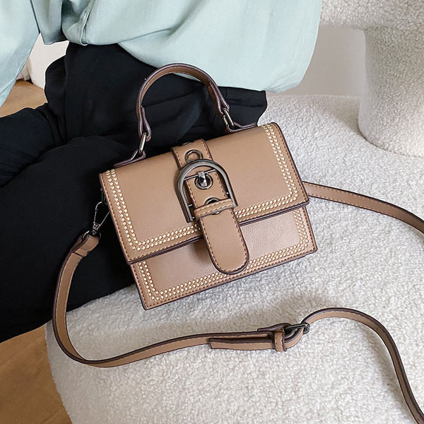 Šiuolaikinė moteriška rankinė su sagtimi ir ilga bei trumpa rankena