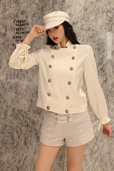 Moteriški marškiniai su sagomis ir raiščiais ant rankovių