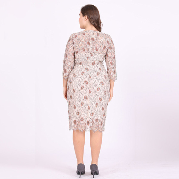 Stilinga trumpa moteriška suknelė ilgomis rankovėmis ir gėlių raštu