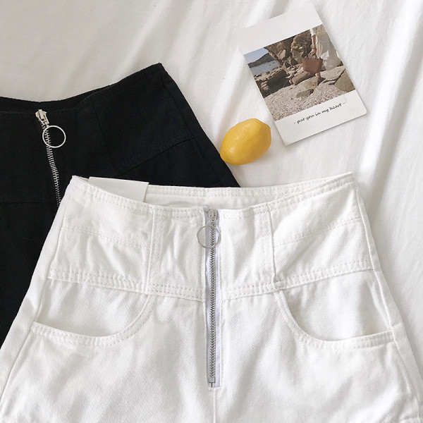 Mūsdienīgi sieviešu šorti ar augstu vidukli, kabatām un rāvējslēdzēju