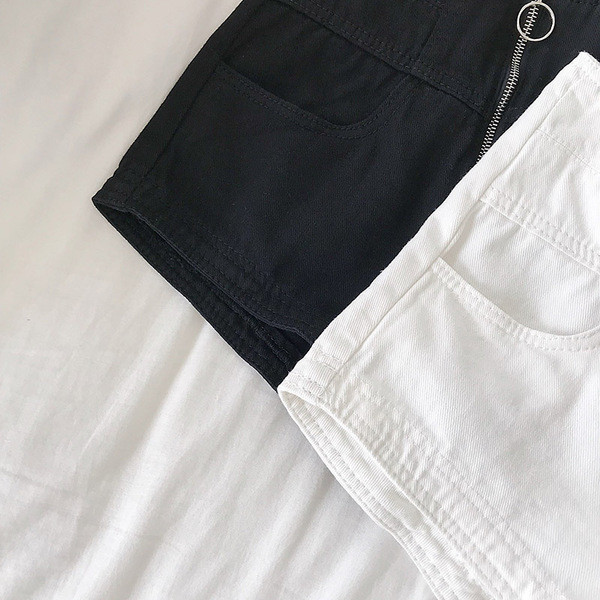 Mūsdienīgi sieviešu šorti ar augstu vidukli, kabatām un rāvējslēdzēju