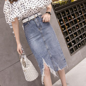 Дамска дънкова пола със средна дължина и скъсани мотиви