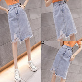 Moteriškas džinsinis sijonas vidutinio ilgio, aukštu liemeniu ir plėšytais motyvais