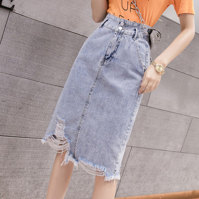 Moteriškas džinsinis sijonas vidutinio ilgio, aukštu liemeniu ir plėšytais motyvais