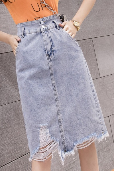 Moteriškas džinsinis sijonas vidutinio ilgio, aukštu liemeniu ir plėšytais motyvais