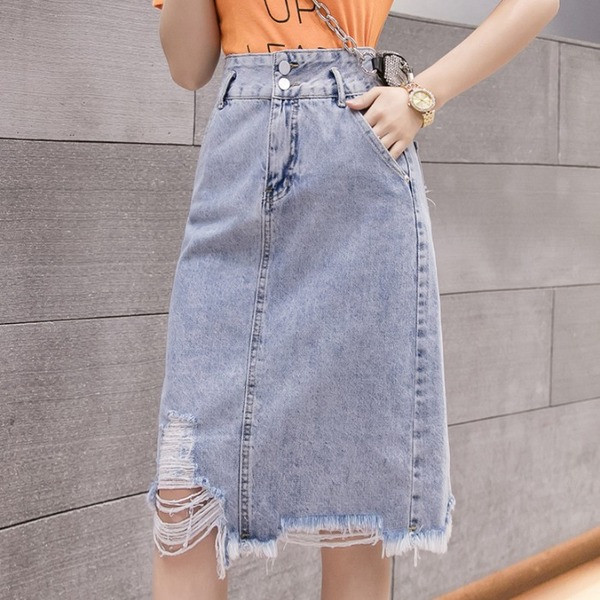 Moteriškas džinsinis sijonas vidutinio ilgio, aukštu liemeniu ir plėšytais motyvais