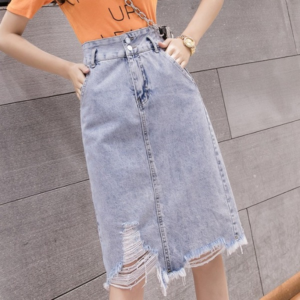 Moteriškas džinsinis sijonas vidutinio ilgio, aukštu liemeniu ir plėšytais motyvais