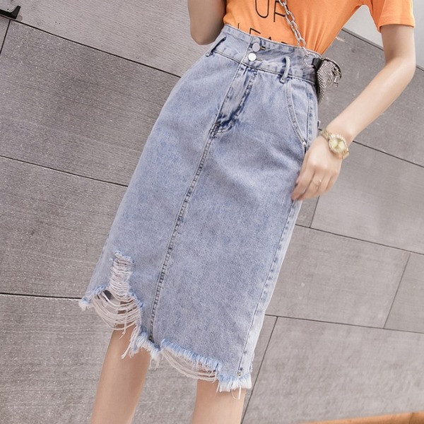 Moteriškas džinsinis sijonas vidutinio ilgio, aukštu liemeniu ir plėšytais motyvais