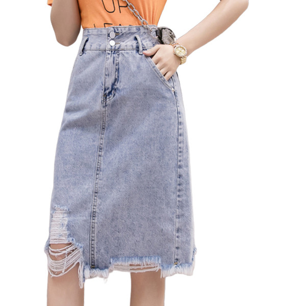 Moteriškas džinsinis sijonas vidutinio ilgio, aukštu liemeniu ir plėšytais motyvais