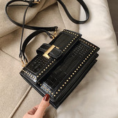 Moderna sieviešu soma no eko ādas ar gariem un īsiem rokturiem un metāla aizdari