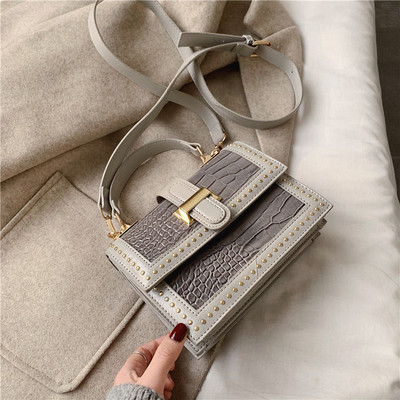 Moderna sieviešu soma no eko ādas ar gariem un īsiem rokturiem un metāla aizdari