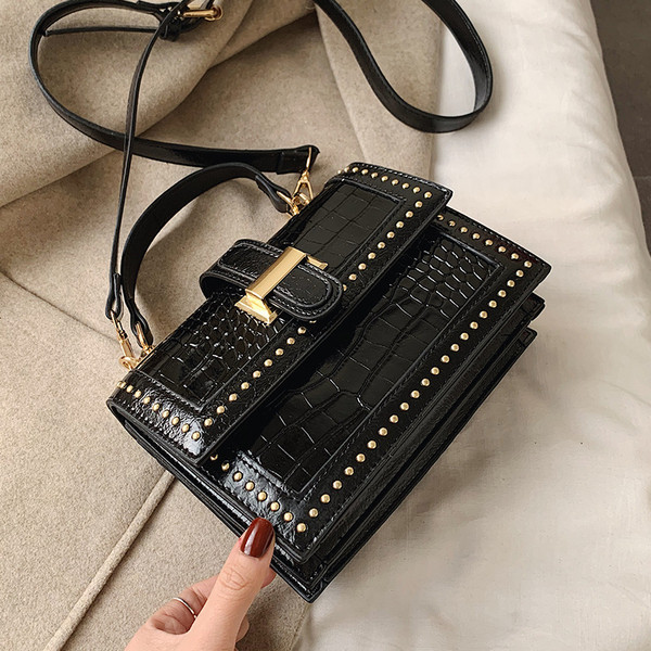 Moderna sieviešu soma no eko ādas ar gariem un īsiem rokturiem un metāla aizdari