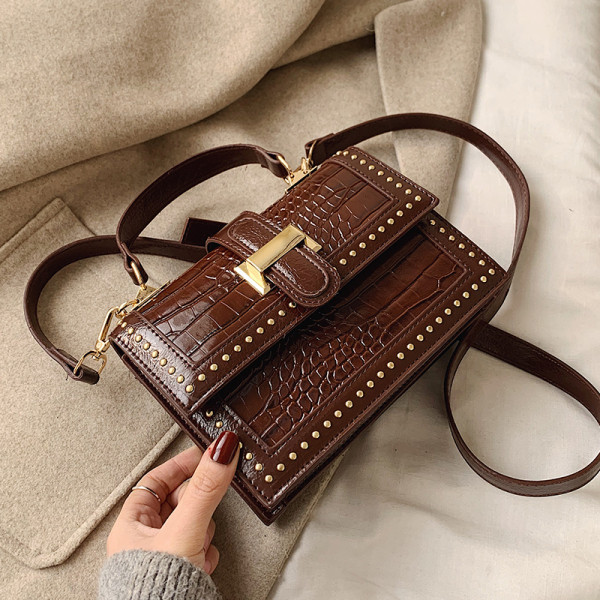 Moderna sieviešu soma no eko ādas ar gariem un īsiem rokturiem un metāla aizdari