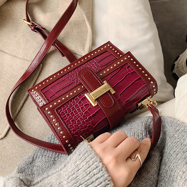 Moderna sieviešu soma no eko ādas ar gariem un īsiem rokturiem un metāla aizdari