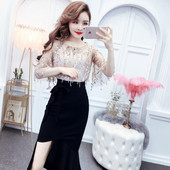 Modernus moteriškas asimetrinio sijono aukštu juosmeniu ir palaidinės su blizgučiais komplektas