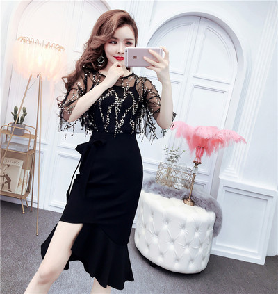 Modernus moteriškas asimetrinio sijono aukštu juosmeniu ir palaidinės su blizgučiais komplektas