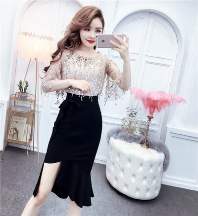 Modernus moteriškas asimetrinio sijono aukštu juosmeniu ir palaidinės su blizgučiais komplektas