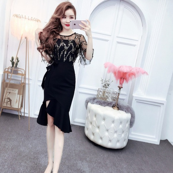 Modernus moteriškas asimetrinio sijono aukštu juosmeniu ir palaidinės su blizgučiais komplektas