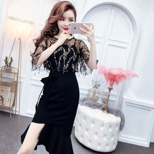 Modernus moteriškas asimetrinio sijono aukštu juosmeniu ir palaidinės su blizgučiais komplektas