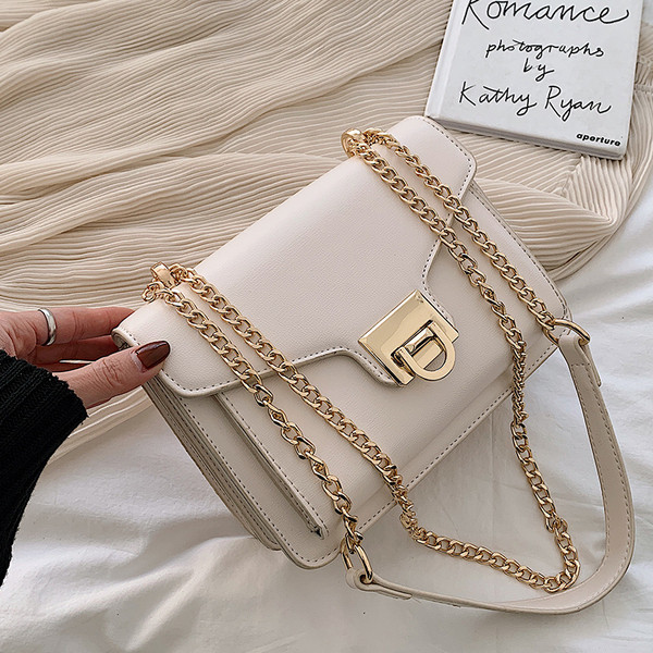 Geanta de dama din piele ecologica cu inchidere metalica