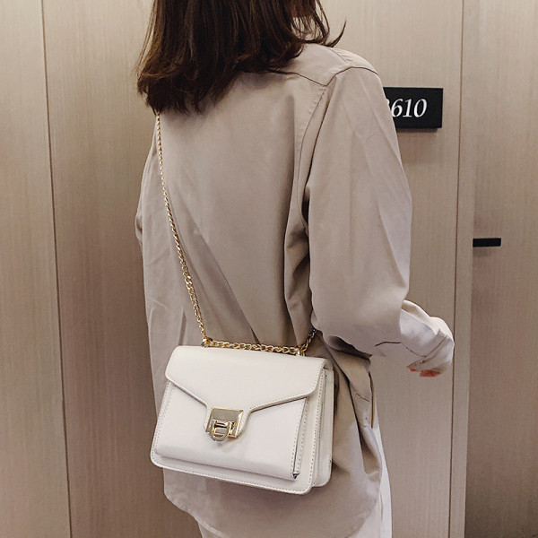 Geanta de dama din piele ecologica cu inchidere metalica