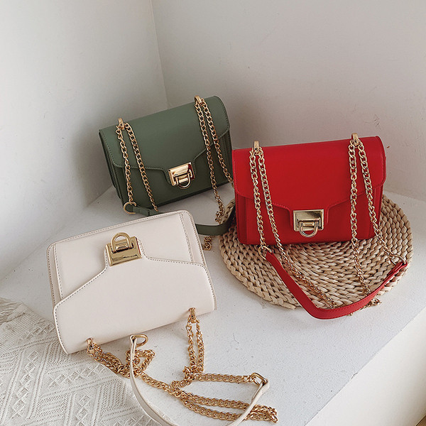 Geanta de dama din piele ecologica cu inchidere metalica