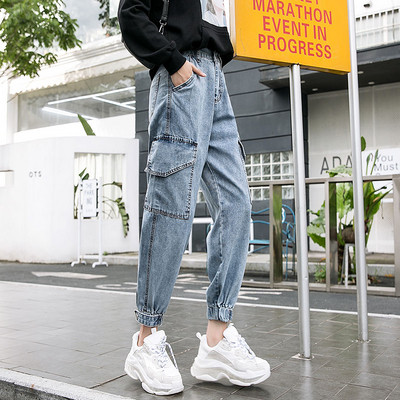 Plati sieviešu džinsi ar kabatām un elastīgu jostasvietu