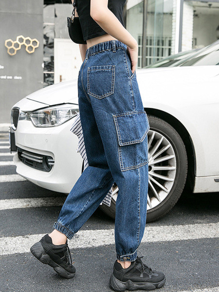 Plati sieviešu džinsi ar kabatām un elastīgu jostasvietu