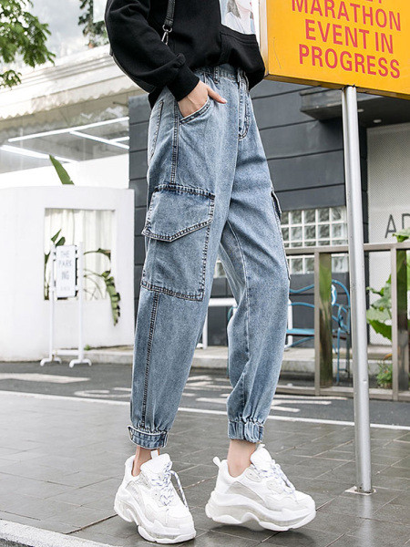 Plati sieviešu džinsi ar kabatām un elastīgu jostasvietu