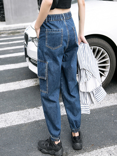 Plati sieviešu džinsi ar kabatām un elastīgu jostasvietu