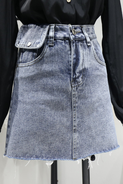 Moderni īsi sieviešu svārki ar kabatām un saplēstiem elementiem