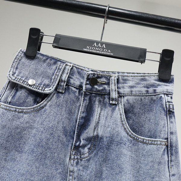 Moderni īsi sieviešu svārki ar kabatām un saplēstiem elementiem