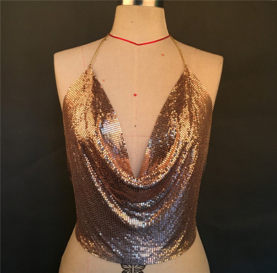 Mūsdienīgs sieviešu tops ar dziļu kakla izgriezumu un spīdīgu efektu