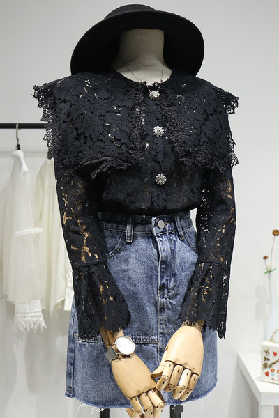 Cămașă modernă de damă din dantelă cu mâneci lotus și decolteu oval