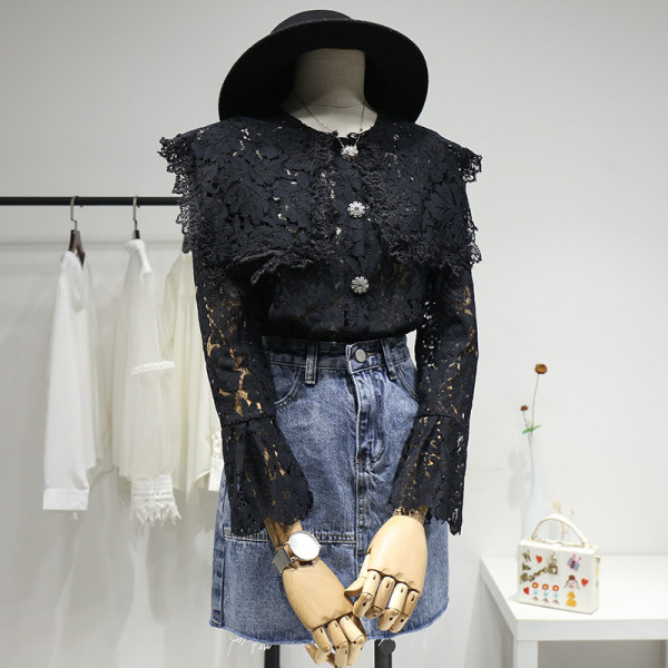 Cămașă modernă de damă din dantelă cu mâneci lotus și decolteu oval