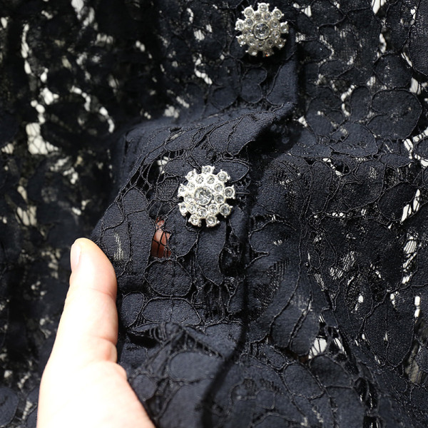 Cămașă modernă de damă din dantelă cu mâneci lotus și decolteu oval