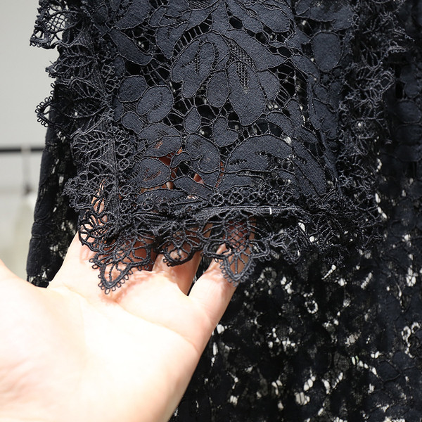 Cămașă modernă de damă din dantelă cu mâneci lotus și decolteu oval