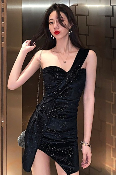 Stilinga moteriška asimetrinė suknelė su petnešėlėmis ir blizgiu efektu