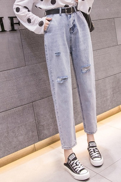 Ежедневни дамски дънки със скъсани мотиви и кожен колан 