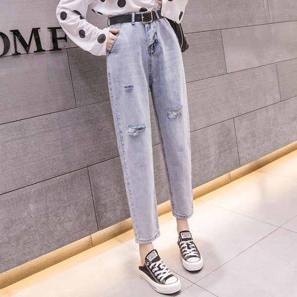 Ежедневни дамски дънки със скъсани мотиви и кожен колан 