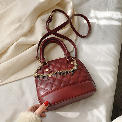 Moodne naiste kott luku ja ketiga