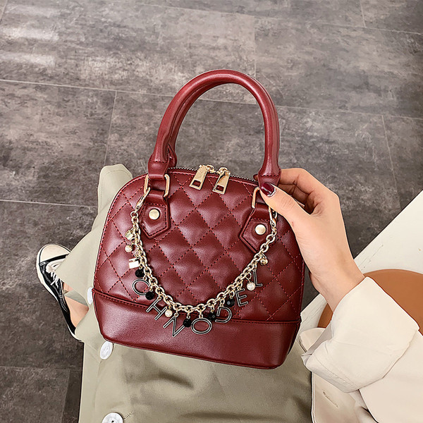 Moodne naiste kott luku ja ketiga