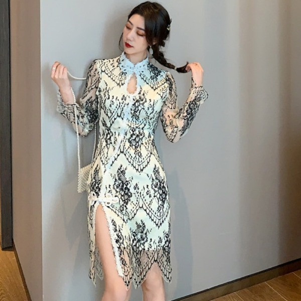 Šiuolaikinė moteriška suknelė su raišteliu ir nėriniais