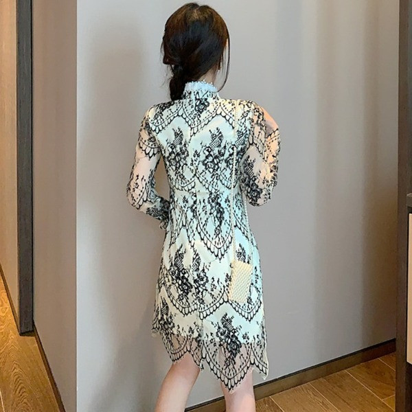 Šiuolaikinė moteriška suknelė su raišteliu ir nėriniais