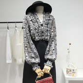 Modernūs moteriški marškiniai su raštu ir špico iškirpte