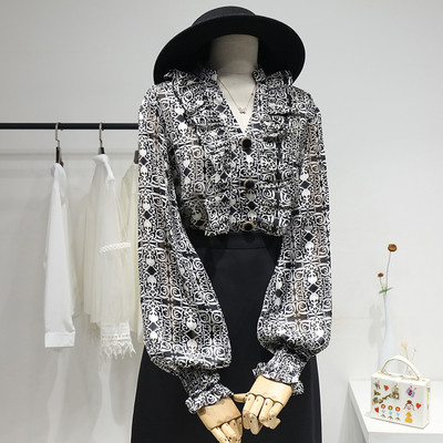 Modernūs moteriški marškiniai su raštu ir špico iškirpte