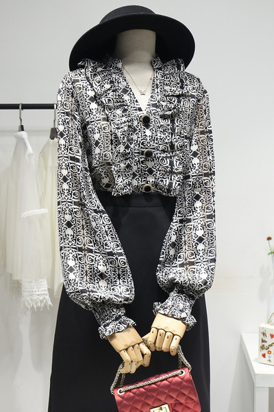 Modernūs moteriški marškiniai su raštu ir špico iškirpte